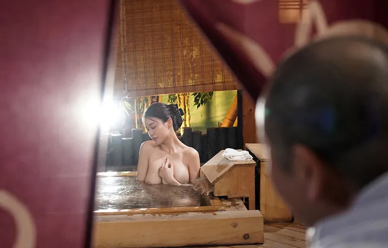 Bạn gái của con trai bị bố ông xã nhìn trộm khi đang tắm rồi nện đến mang thai